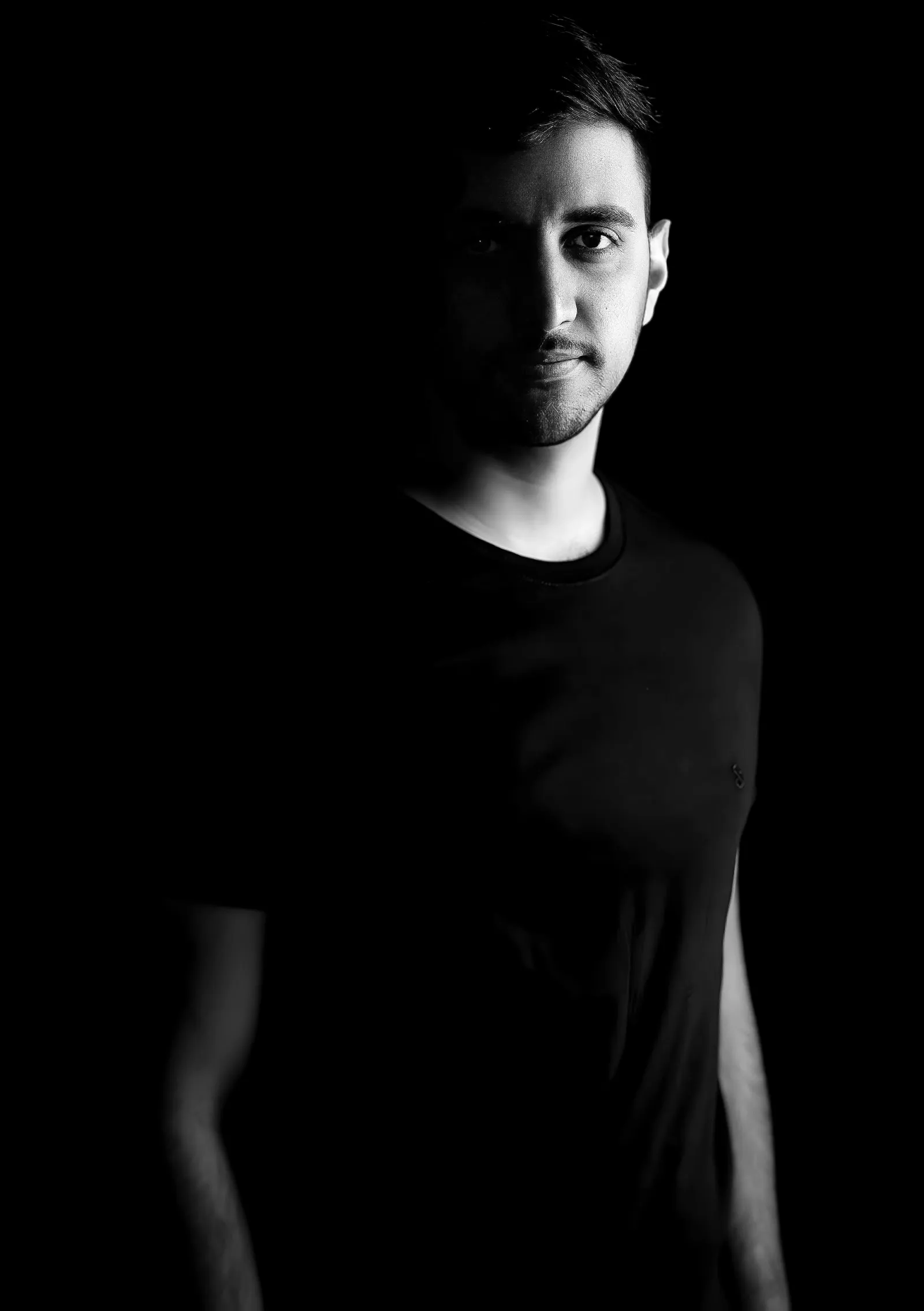 Retrato em preto e branco de Gustavo Costa